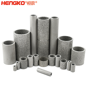 如果您對燒結(jié)不銹鋼濾管筒有任何疑問，您會在這里找到答案。  一、什么是燒結(jié)不銹鋼濾管筒？    是通過加熱或加壓的燒結(jié)工藝制成的特殊金屬管。根據(jù)您需要的金屬類型，可以選擇燒結(jié)不銹鋼金屬管、燒結(jié)銅金屬管或燒結(jié)青銅金屬管。  二、燒結(jié)金屬管有哪些用途？ 1.食品和飲料行業(yè)：防止食物營養(yǎng)成分被沖走，還可以過濾掉污染物。 2.水力發(fā)電廠為您工廠的渦輪機(jī)提供動力。保持電力循環(huán)生產(chǎn)。 3.天然氣生產(chǎn)廠可以捕獲氣體中的小污染物。 4.化學(xué)加工工業(yè)過濾掉有害污染物，提高化學(xué)產(chǎn)品的效率。 5.石油工業(yè)消除污染物來提高石油產(chǎn)品的純度。 6.醫(yī)藥行業(yè)去除藥品中的污染物，并提高藥用價(jià)值     三、燒結(jié)金屬管的優(yōu)點(diǎn)是什么？ 1.材料堅(jiān)固形狀靈活    2.良好的滲透性     3.多種孔隙分布 4.性能穩(wěn)定可以應(yīng)對來自各種流體的高壓而不會變形。  5.機(jī)械強(qiáng)度高可以在高溫高壓等極其惡劣的環(huán)境中使用。 6.可以調(diào)整孔的大小    7.耐腐蝕和熱沖擊   8.設(shè)備易于清潔，無需長時(shí)間關(guān)機(jī)。  四、選擇燒結(jié)金屬管時(shí)要注意以下幾點(diǎn)：  優(yōu)質(zhì)材料、溫度范圍、微米變化、耐腐蝕、納污能力、機(jī)械強(qiáng)度 需要的高強(qiáng)度（恒歌316不銹鋼濾管正反向流動中提供相同的強(qiáng)度）      燒結(jié)金屬管的工作原理  五、什么材料可以制造燒結(jié)金屬管？ 1.燒結(jié)不銹鋼：高機(jī)械強(qiáng)度耐腐蝕，在高壓高溫中高效運(yùn)行不會損壞；  2.銅粉末燒結(jié)管屬不銹鋼替代品，耐腐蝕且經(jīng)濟(jì)實(shí)惠，但耐溫和強(qiáng)度較差；  3.鎳合金，適用于極端工作條件的燒結(jié)金屬管。     注：燒結(jié)、固化、退火有以下幾個(gè)方面的比較：  1.燒結(jié)：這是一種熱處理方法，會使粉末狀物質(zhì)形成整體材料，利用粉末中單個(gè)粒子之間發(fā)生的擴(kuò)散。可以固態(tài)和液態(tài)下發(fā)生。     金屬粉末  2.養(yǎng)護(hù)：是用來加速化學(xué)反應(yīng)的技術(shù)，適用于高分子及高分子材料復(fù)合。當(dāng)熱固性聚合物在室溫下無法在合理時(shí)間內(nèi)固化時(shí)，您將使用固化爐應(yīng)用高溫來實(shí)現(xiàn)固化過程。  （例如，當(dāng)您將預(yù)浸碳纖維覆蓋在模具上時(shí)可以固化它，使它保持模具的形狀，單體會在固化溫度下迅速反應(yīng)，從而形成熱固性聚合物，使預(yù)浸墊物質(zhì)變硬。）  3.退火：是一種熱處理技術(shù)，用于使用非常高的溫度來減輕物質(zhì)的應(yīng)力，降低處理物質(zhì)中原子間鍵內(nèi)的內(nèi)應(yīng)力和整體彈性能。此外，它是指金屬熱處理、高性能聚合物和陶瓷玻璃的術(shù)語。  （例如，您可以將冷軋鋼坯退火，制成另一種產(chǎn)品，當(dāng)內(nèi)部應(yīng)力不推薦時(shí)，例如在進(jìn)行機(jī)加工之前，您可使用此過程，機(jī)械加工通過去除材料來改變內(nèi)應(yīng)力的分布。     六、有哪些類型的燒結(jié)金屬管： 1.燒結(jié)多孔金屬管金屬管上的孔有助于過濾過程，運(yùn)營成本低，但由于表面積小效率較低。     2.褶皺燒結(jié)金屬管表面積大于多孔金屬管，過濾效率高，但成本也高。     七、能清洗燒結(jié)金屬管嗎？ 建議定期清潔設(shè)備上累積的污染物提高效率，確保其經(jīng)久耐用并發(fā)揮最佳性能，延長使用壽命。  在 Hengko我們將幫助您獲得合適的燒結(jié)不銹鋼濾管筒以滿足獨(dú)特的應(yīng)用要求。您有任何疑問，請隨時(shí)聯(lián)系我們的團(tuán)隊(duì)。m.haili-foundry.cn